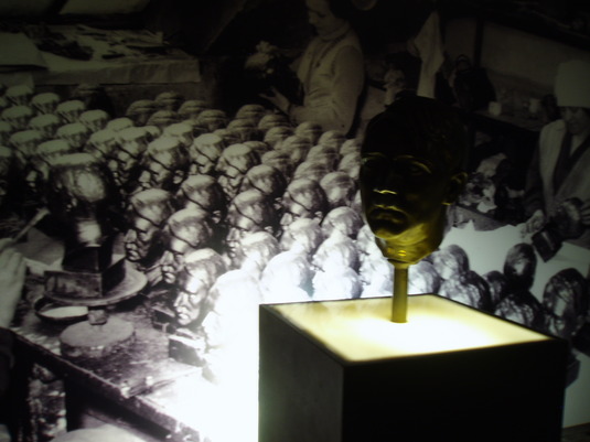 Das Foto zeigt seriengefertigte Hitlerbüsten - davor eine ebensolche.