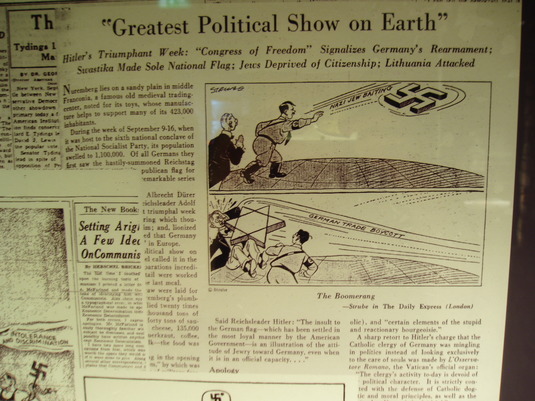 Karikatur aus "The Daily Express (London)". Oberes Bild: "Nazi Jew Baiting". Darunter: "German Trade Boycott". Die Karikatur ist untertitelt "The Boomerang".
