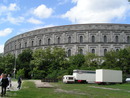 Außenansicht der Kongresshalle. Die Fassadengestaltung erinnert an das antike Kolosseum in Rom.