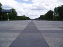 Die "Große Straße". Speer plante die zwei Kilometer lange und 60 Meter breite Große Straße als zentrale Achse des Reichsparteitagsgeländes. Heute wird sie bei Großveranstaltungen als Parkplatz genutzt.