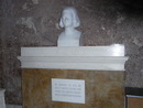 Büste Sophie Scholls, die im Jahr 2003 aufgestellt wurde. Die unterhalb der Büste angebrachte Inschrift lautet: >>Im Gedenken an alle, die gegen Unrecht, Gewalt und Terror des "Dritten Reichs" mutig Widerstand leisteten.<<